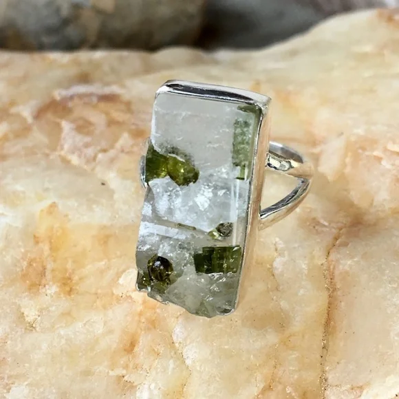 Green tourmaline crystals in quartz sterling ring - Picture 3 of 7